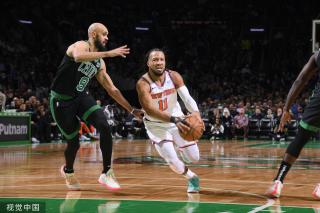 在球场向球 在球场向球